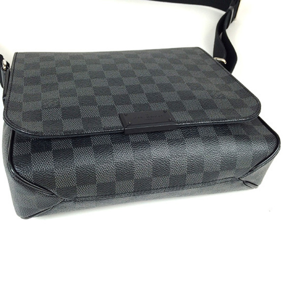 Louis Vuitton Damier Graphite District PM Crossbody Shoulder Bag - Picture 4 of 9